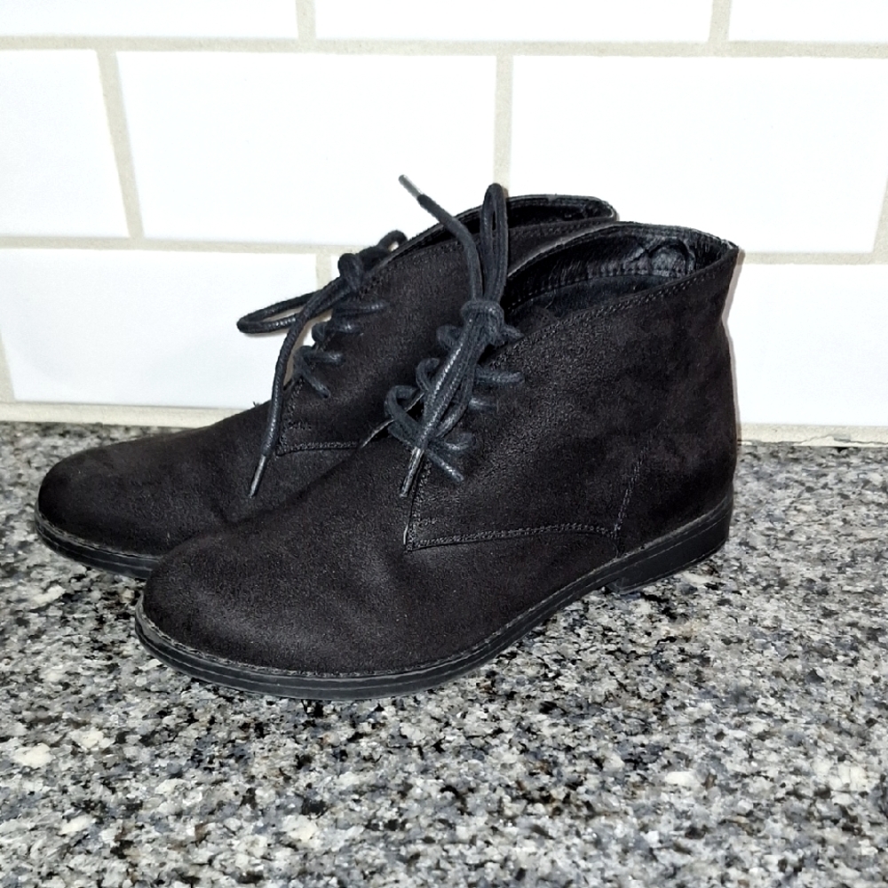 White Mountain Belle Black Faux Suede Ankle Booties. Size 6
